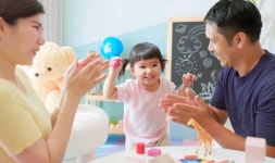 발달장애아, 부모가 하는 가정 교육도 중요… “칭찬 크게 하고, 태도는 일관적으로” [조금 느린 세계]