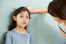 또래보다 작은 아이… 허리만 바로 펴줘도 숨은 키 키울 수 있어