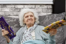 英 106세 할머니 장수 비법… 의외의 ‘이 간식’ 꼽았다, 뭘까?