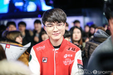 [포토] 페이커 이상혁, 단독 MVP 인터뷰에 흐믓 