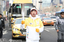 [포토] kt 성화 봉송 첫 주자 스코어 고동빈 2km 아니지?