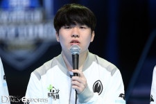 [롤드컵 결승 미디어데이] IG 루키 송의진 부담 없이, 겸손하게 임하겠다