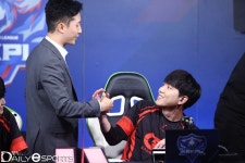 [포토] KRKPL 첫 승 거둔 GO 박현우 코치 상범이 잘했다