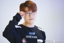 [포토] 플로리스 성연준 안경살짝 잡고서