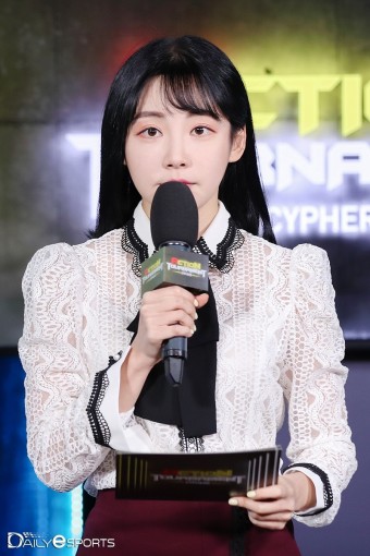 [포토] 곽민선 아나운서 '인터뷰 곧 시작합니다'