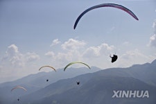 (SP)SWITZERLAND-DISENTIS-PARAGLIDING