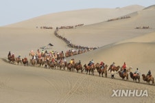 CHINA-GANSU-DUNHUANG-CAMEL-RIDE (CN)