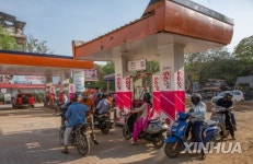 INDIA-NEW DELHI-PETROL AND DIESEL PRICES