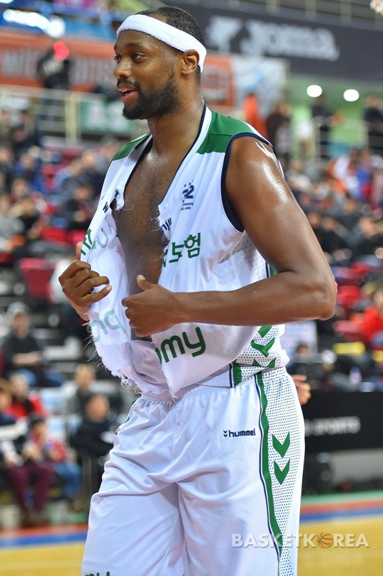서울 SK, 안양 정관장에 77-73으로 승리! 3연패 탈출, 14승 달성