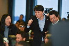 [W드래프트] 시작부터 대이변 우리은행, 4.8% 확률 뚫고 1순위 획득