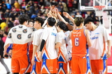 비상 중인 송골매 잡은 전자랜드 게임 플랜과 작전 수행 능력 하모니