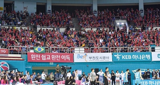 KBO 리그, 1000만 관중 돌파! TV 시청자 수 2억5000만명 기록하여 역대 최고 관중 평균 돌파
