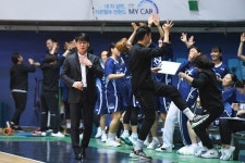 기대 이상 선전 신한은행, 성적과 리빌딩 두 마리 토끼 잡을 수 있나