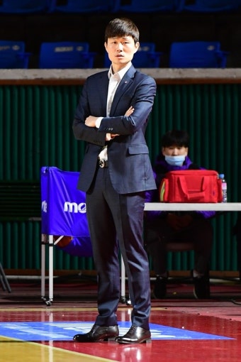친정팀 전자랜드에 돌아온 강혁 코치 