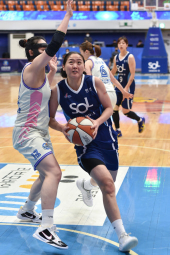 [BK 리뷰] ‘4쿼터 29-10’ 신한은행, 김단비-한엄지 앞세워 삼성생명 제압