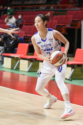 [BK 리뷰] ‘박혜진-김소니아 39점 합작’ 우리은행, BNK 꺾고 연승