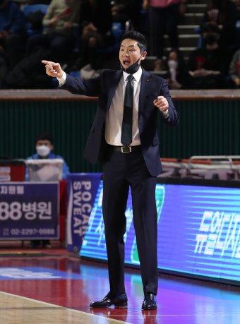 [경기 후] 전희철 SK 감독, “3쿼터 지역방어가 승인” … 조성원 LG 감독, “팀 결속이 중요할 것”