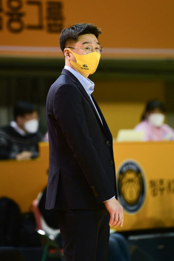 [경기 전] 김완수 KB스타즈 감독, “BNK 분위기 나쁘지 않다”… 박정은 BNK 감독, “우리가 하고자 하는 걸 해야 한다”