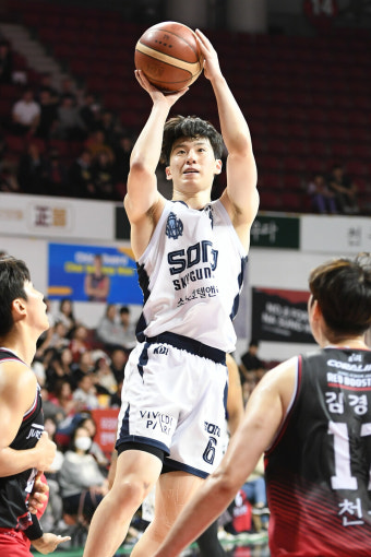 [BK 리뷰] ‘이정현과 전성현의 공격 타임’ 소노, 정관장 상대로 승리...시즌 2승째 수확