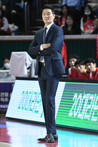 [경기 전] 전희철 SK 감독, “상대의 외곽을 주의해야 한다” … 김효범 삼성 감독대행, “코번이 오늘 결장한다”