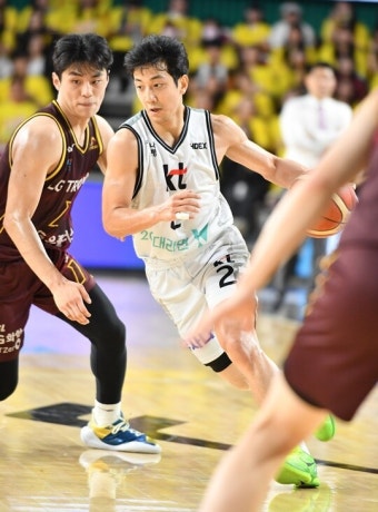 [KBL 4강 PO 오늘의 신 스틸러] 5반칙으로 물러난 허훈? ‘데뷔 첫 챔피언 결정전’ 누린다!