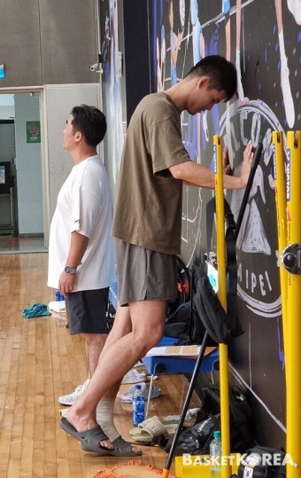 [타이페이로 간 BASKETKOREA] 발목 접질린 KT 하윤기, 큰 부상 피했다 … 송영진 KT 감독, “외국 선수, 몸 더 만들어야 한다”