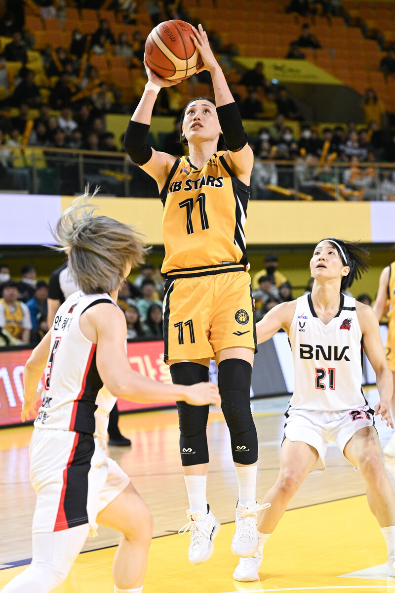 KB스타즈, BNK 70-60 격파하며 4연패 탈출 성공 기록 
