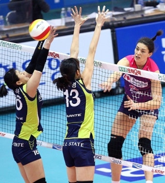 김연경의 활약으로 흥국생명, 현대건설 완파하며 리그 선두 굳혀 