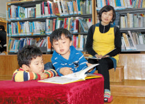 생후 한 달부터 출입한 재욱이, 이젠 ‘도서관 가이드’