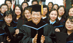 “당당한 주류로 살도록 아이비리그 진학시킬 것”