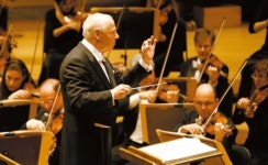 권위 내려놓고 곡을 쉽게 풀어주는 84세 마에스트로