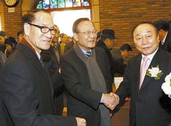 [사설] ‘7인회’ 멤버의 조심스러운 장남 결혼식