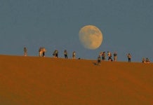 둔황 모래언덕 넘으니 달이 뜨네, 마치 희망처럼…