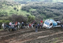 [Wide Shot] 수렁에서 건진 트럭