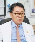 “골프채 놓고 걸으면 골다공증 멀어집니다”