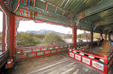[WIDE SHOT] 경회루에서 인왕을 보다