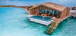 투명하게 푸른 바다 위 빌라 놀다 지치면 쉬고 쉬다 지치면 놀고