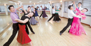 “춤출 때마다 손 잡고 눈 맞추니 싸울 수가 없어요”