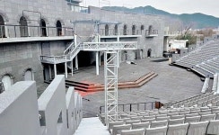 삶=연극 이상주의적 공동체 표방했지만 폭력 다반사