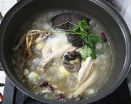 산에 풀어 6개월 키운 토종닭 … 쫄깃한 살, 시원한 국물