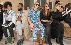 강한 프린트와 트렌디한 스트리트 감성이 인상적