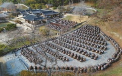 까치밥 아래 장독대, 명재고택