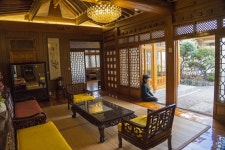 ‘SKY 캐슬’ 윤 여사의 한옥은 북촌 언덕 부티크 호텔