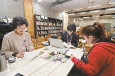 열람실 대신 주제별 서가…북카페 같은 도서관도 있다