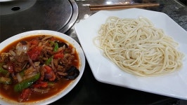 탱글한 면발에 양·소·닭볶음…반몐은 척박한 신장의 ‘꽃’