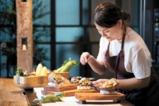 꼬치구이·연어솥밥…화덕 주변서 특별한 한끼