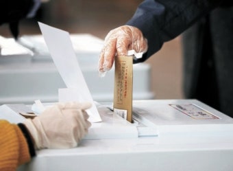 1m 간격 띄엄띄엄, 손 소독에 비닐장갑…“별 희한한 당 나와서 헷갈려”