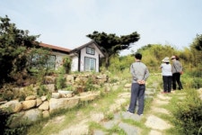 청와대 “문 대통령 기존 사저엔 경호 시설 못 지어 옮기기로”