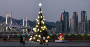 [사진] 불 밝힌 ‘LED 달집’