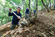 733포병대대마트 | 군 제대를 미뤘다… 포탄에 1m 깎인 734고지 유해 발굴 위해